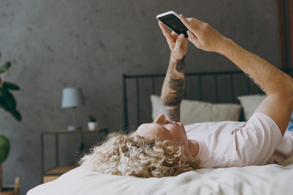 Enjoy chillaxing Do it more comfortably and enjoy the many benefits of an adjustable bed.